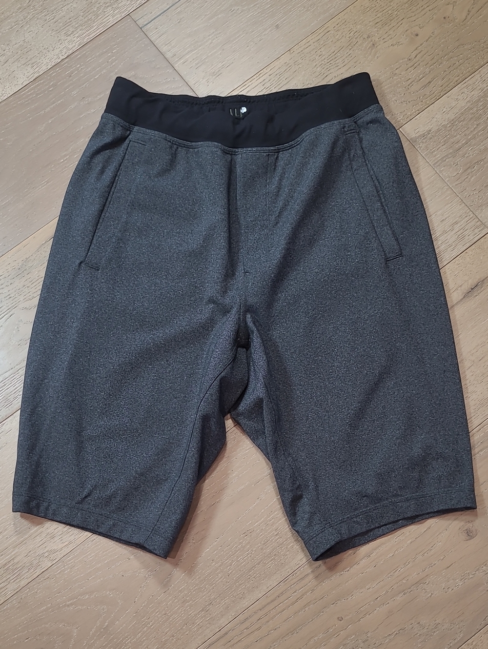 Lululemon T.H.E. Shorts Men's sz M Black/Dark Grey 12" Athletic Shorts